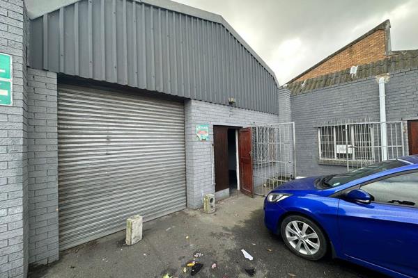 This industrial property on Maslamoney Road, Athlone, offers a convenient and strategic ...