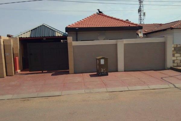 This lovely home offers 2 bedrooms, 1 bathroom, lounge area and fitted kitchen.

Outside :  
4 Outside rooms 
1 Toilet

the home ...