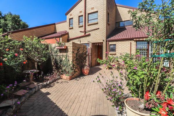 Spacious and charming 3 bedroom 2 bath townhouse in a naturelovers over 50 village in a sought-after area fourways!!!!!!!!
This newly ...