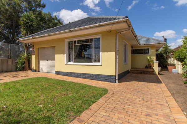 Immaculate – describes this beautiful and well-kept three bedroom home in the heart of Clamhall, Parow. This 3 bedroom home opens up to ...