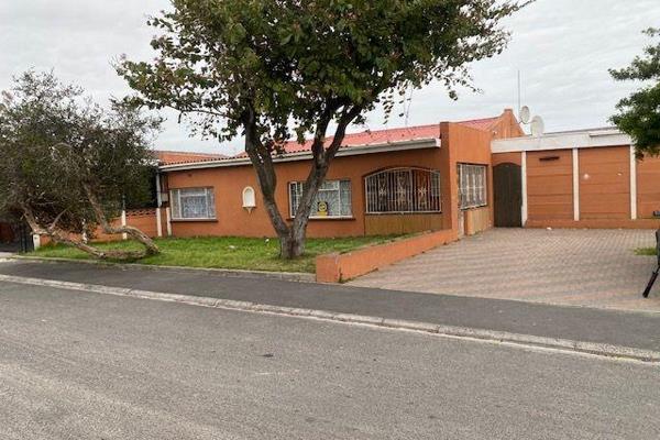 Large 4x Bedroom family home in the popular Avenues of  Norwood Elsies River.
The dining area is well complimented by a sunken lounge.
 ...