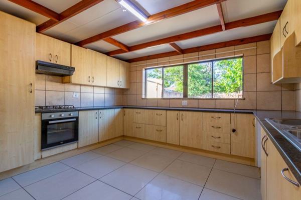 Five units and an office or potential bachelors unit, makes this a perfect investment property which is well positioned in Brenthurst ...