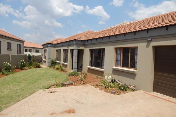 4Bedroom house main bedroom with en-suite, 3bathroom. Modern kitchen with scullary. Dining and lounge open plan. Open garage, Jojo ...