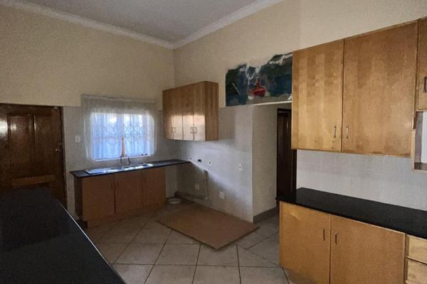 Cozy, neat and simple is all found in this 4 bedroom house situated in the heart of Laudium. Nestled closed to Mosques, resturants and ...