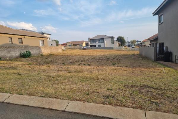 414sq.m Vacant land for sale in Wildtuinpark Estate

Lovely 414sq.m land with 2 Boundary walls already build. This stunning vacant land ...