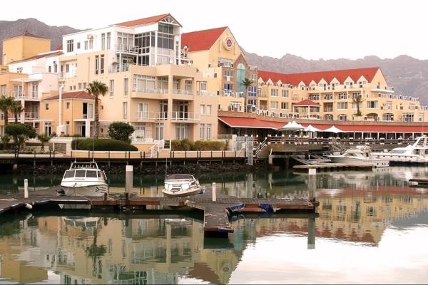 Nestled in the prestigious Harbour Island marina development, this luxurious 3-bedroom ...