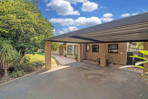 Welcome to this charming house nestled in a boomed off area in the heart of Glen Marais.  This delightful property offers a perfect ...