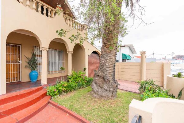 Quiet position in the vibrant artisan area of Woodstock and a short stroll from the renowned Biscuit Mill, this well appointed 4 ...