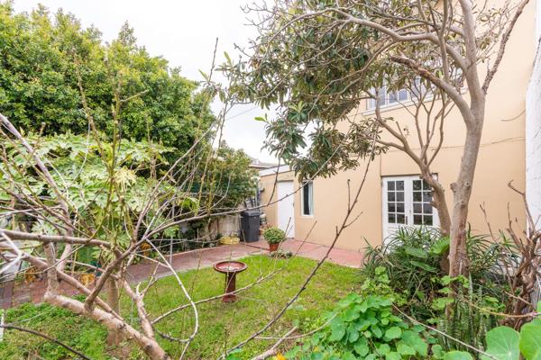 Quiet position in the vibrant artisan area of Woodstock and a short stroll from the renowned Biscuit Mill, this well appointed 4 ...