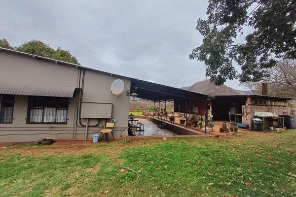 This property is located just 3 km outside Thabazimbi. 

It features three houses with ...