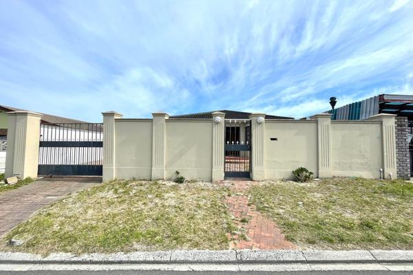 Welcome to this inviting 3-bedroom home nestled in the family-friendly neighborhood of Grassy Park, where comfort meets convenience. ...