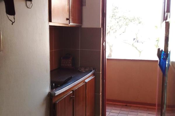 This bachelors unit offers a open plan kitchen, a bedroom with an in closed balcony attached and a separate toilet.

It is on the ...