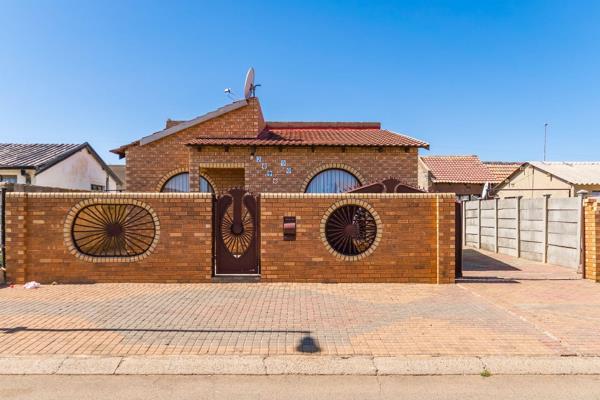 This neat home is waiting for a suitable buyer. 

On offer there is a spacious lounge, 3 bedrooms, a spacious bathroom and a ...