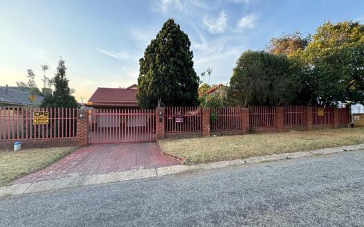 4 Bedroom House for sale in Brackendowns