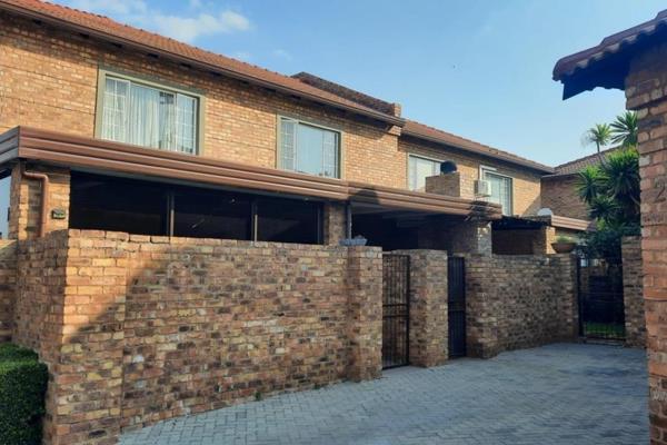 This duplex is situated within Six Fountains Residential Estate just off Solomon Mhlangu drive, Pretoria East.
Offering 2 spacious ...