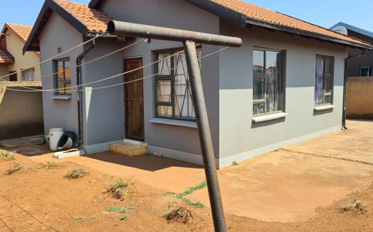 2 Bedroom House for sale in Protea Glen