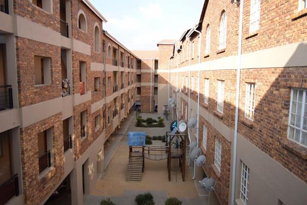 Bachelor one bedroom unit available in Ravenswood, Boksburg. We regret that the complex does not allow pets. Spacious third floor unit ...