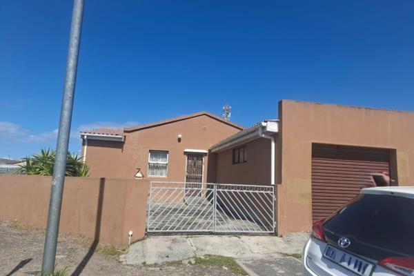 Sizwe Mlungwana properties is happy to introduce this lovely house into the market.
This neat property boast of 3 bedrooms ,open - ...