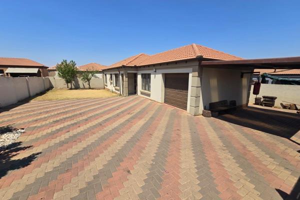 Exlusive sole mandate.

Modern property with 3 bedrooms with built in cupboards and tiled flooring.
2 Bathrooms with the main en-suite and a shower. 2nd Bathroom with a bath and washing machine connection.

Open plan lounge and dining room.
The kitchen is modern with ...