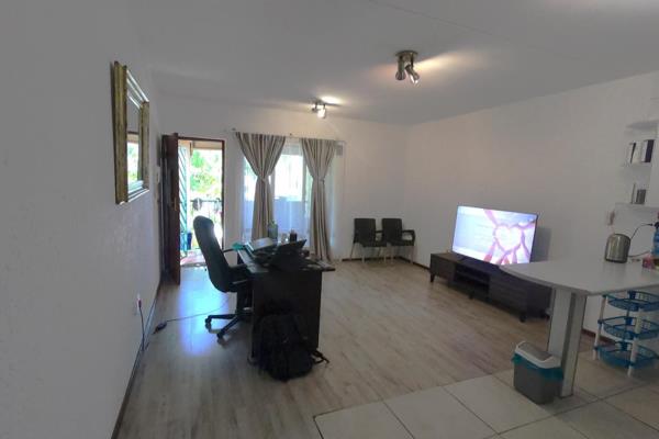 Motivated seller
Delightful apartment set in a great complex with pleasant and well maintained surroundings.
Walk to Gym and Sandton ...