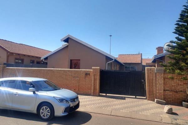 3 Bedrooms
Lounge 
Kitchen 
Dining 
Paved Yard