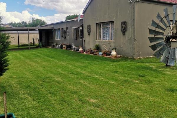 Large 4 bedroom classic home for sale in the quiet farm town Memel, Free State.  If you are looking for the farm-life feel, but ...