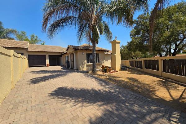 Thatchfield Crescent is situated just off Panorama Road and has easy access to R55

This family home offers 3 bedrooms, 2 bathrooms, a ...