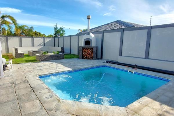 An entertainers dream in this modern designed 4 bedroom family home in Twin Palms Strand.
The open plan dining room and lounge area seamlessly lead to a spacious entertainment room with a built -in braai and ...