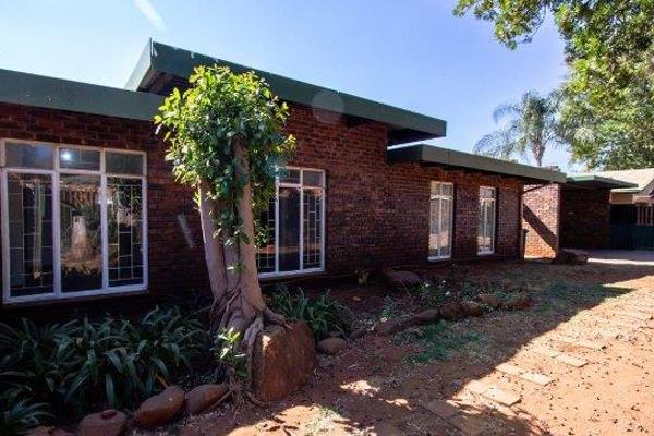 Room 1 -. R4 500.00
Extra Large room with large built-in cupboards, air conditioner
en-suite bathroom with shower, basin and ...