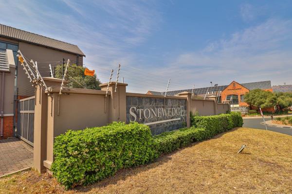 Ultimate unit for young professional
In the heart of Darrenwood and walking distance to Cresta
Shopping Center.
Upon entering this ...