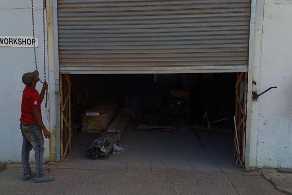 Rawson Properties Gillitts presents:
Factory Warehouse 860m2
Price R60m2 + vat
Roll up door access
Power:
Ground Floor Reception. ...