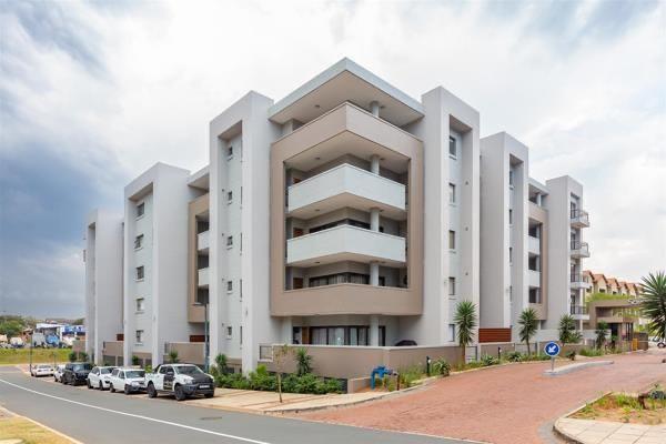 Introducing a stunning 2-bedroom apartment nestled in the sought-after Umhlanga Ridge ...