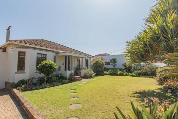 This well-maintained Walmer family home, on a very popular block on Fordyce Road, is waiting for it’s new family. 

Positioned between 4th and 5th Avenues, you are close to top Junior and Senior Walmer schools, shopping malls and a short drive to the beach.

This family home ...