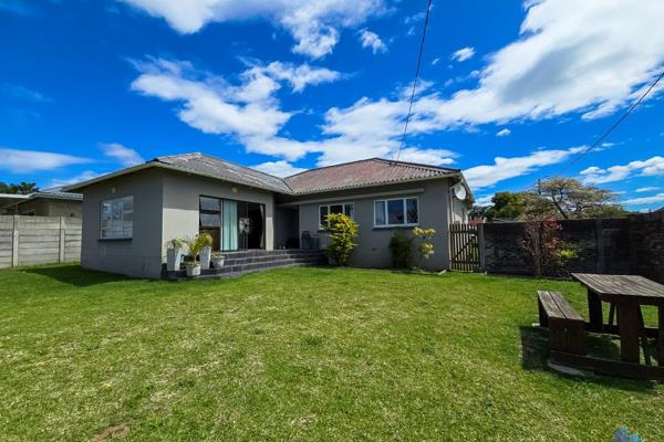 Welcome to this well located 5 bedroom family home in the sought after area of Bonnie Doon. Only 5 minute drive to the beach and within ...