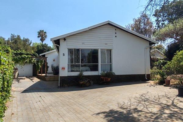 This neat Blairgowrie home  with easy access to Gordon and Jan Smuts offers:

* 3 bedrooms with built in cupboards - the main bedroom ...