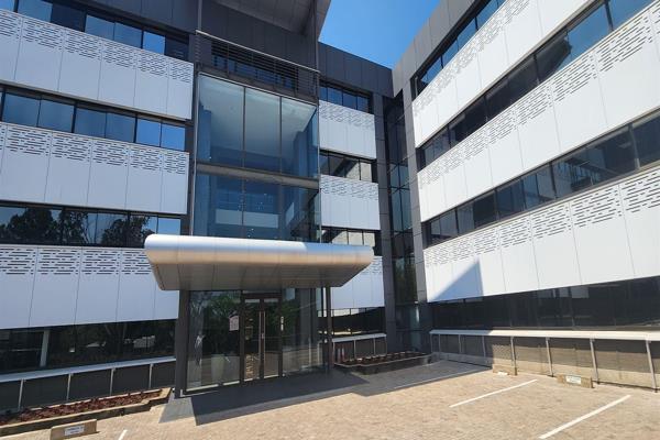 Newly refurbished building close to restaurants and in the hub of Sandton. 

Features: ...