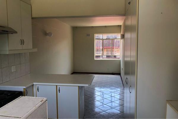 Welcome to your next home in the vibrant community of Impala Park, Gauteng, South Africa. This charming 2-bedroom, 1-bathroom apartment ...