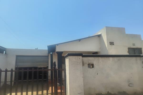 3-bedroom house with bathroom, fitted kitchen, sitting and dining room. House features a garage, outside toilet and is walled and gated.