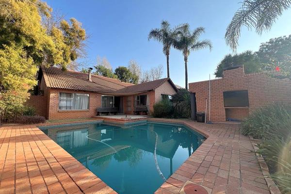 This sunny and spacious, single level,  3-bedroom, 2-bathroom face brick duet is ideally located in the heart of Waterkloof, within ...