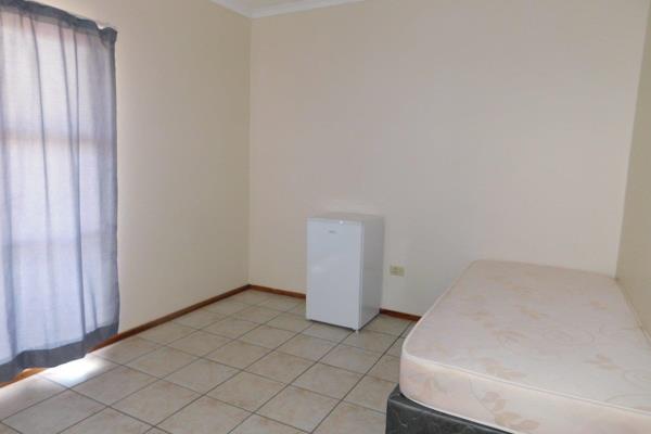 Features 

- Private Room (Single bed and bar fridge included) 
- Kitchen and ...