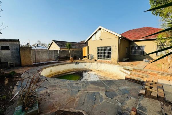 The main house has 5 entrances and exits, 2 of which are in the kitchen leading to the back of the property. The other three beckon you ...