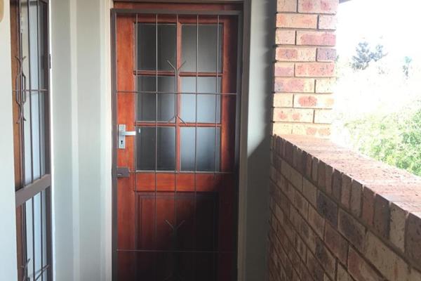 Top Floor (2nd floor) Apartment, in Safe Security Complex to rent in Faerie Glen, Pretoria.

Newly renovated apartment.

Guaranteed ...