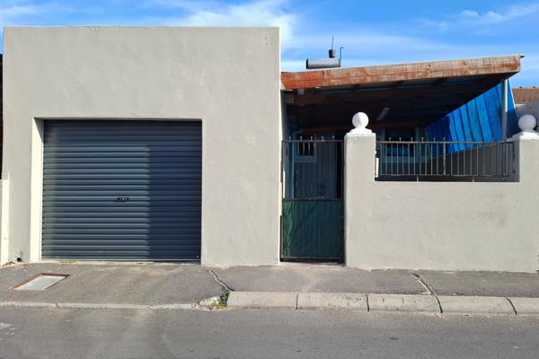 Neat Family Home in Lentegeur

3 x Bedrooms ( 2 Bedrooms With BICs&#39;)
Lounge
Fully Fitted Kitchen
Family Bathroom
Garage x 1 ...