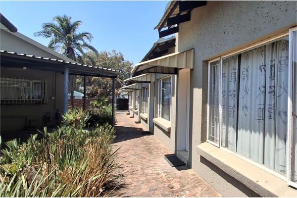 Welcome to your perfect urban retreat! This cozy studio apartment is nestled in the heart of Ravenswood, Boksburg, offering a seamless ...