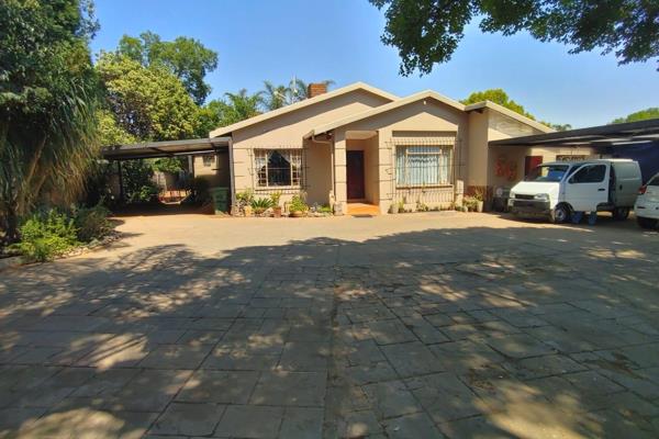 Situated in central Wierda Park, this lovely home features the following:
Main House
Four spacious bedroom
Two full bathrooms ...