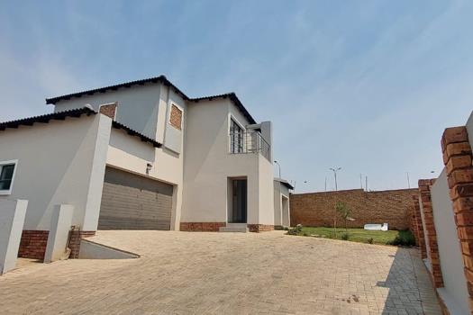 4 Bedroom House for sale in Thatchfield Estate