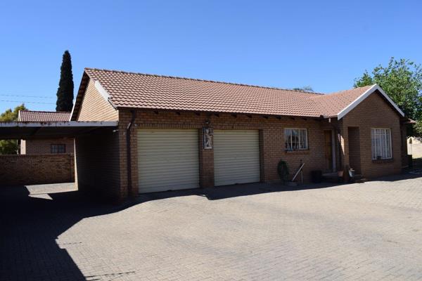 Stand size: 880 m&#178; Townhouse size: 88 m&#178;

This full title townhouse is situated in Witbank, in the suburb of Del Judor Ext ...