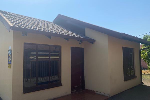 A 2 bedroom house in Meriting.
The condition of the house is good.

* Close to Boitekong Mall.
* Close to the mines.
* Spacious yard.
* ...