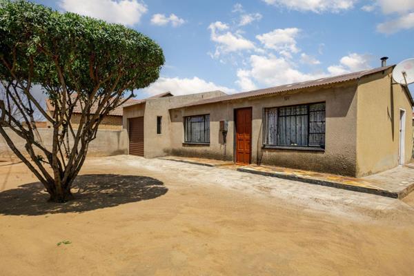 Introducing a delightful 2-bedroom, 1-bathroom house in the vibrant township of Daveyton. This property offers excellent potential with ...