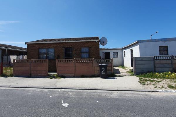 This freestanding 3-bedroom home features tiled floors throughout. The family bathroom includes a bath, basin, and toilet. 
The ...